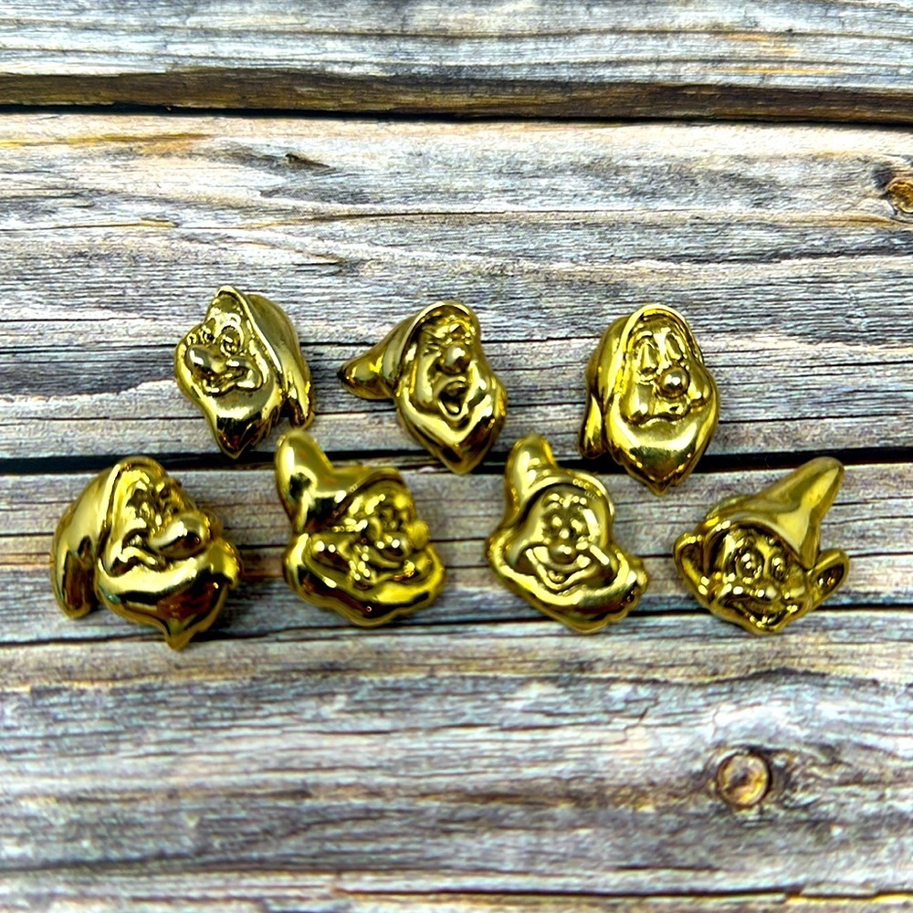 WALT DISNEY - Goldtone Snow White & The Seven Dwarfs Collectors PIN SET​​​